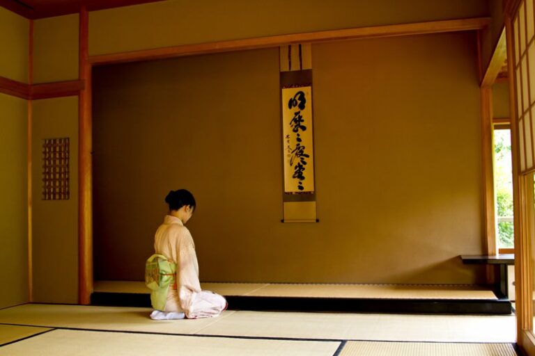 【立礼】点茶盤の初炭手前の準備や流れを詳しく解説！（裏千家茶道） - 鶯宿梅(おうしゅくばい)